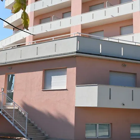 Apartamento Trilocale A 50mt Dal Mare Di - M006 *